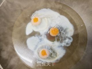 酸汤荷包蛋的做法步骤：3