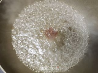 酸汤荷包蛋的做法步骤：2