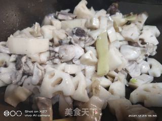莲藕炒鸡肉的做法步骤：5