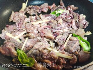 娃娃菜梗炒牛肉的做法步骤：2