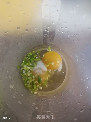 三分钟快速早餐-香葱鸡蛋饼的做法步骤：2