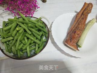 腊肉炖豆角的做法步骤：1