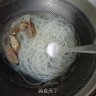 菠菜护心肉螺蛳粉的做法步骤：8
