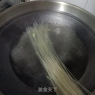 菠菜护心肉螺蛳粉的做法步骤：4