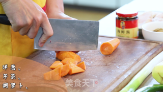 三汁焖锅的做法步骤：1