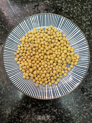 黄豆焖排骨的做法步骤：2
