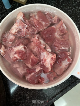 黄豆焖排骨的做法步骤：1