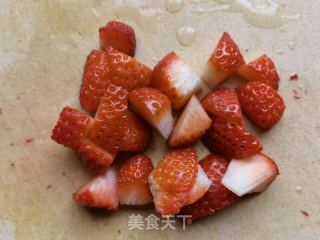 草莓坚果酸奶杯的做法步骤：3
