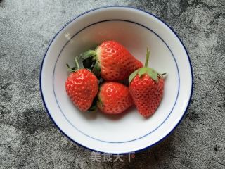 草莓坚果酸奶杯的做法步骤：2