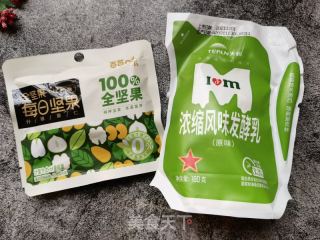 草莓坚果酸奶杯的做法步骤：1