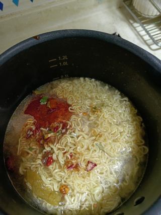 香辣白菜牛肉拉面的做法步骤：2