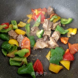 彩椒炒护心肉的做法步骤：8