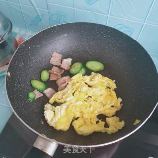 培根黄瓜炒鸡蛋的做法步骤：9