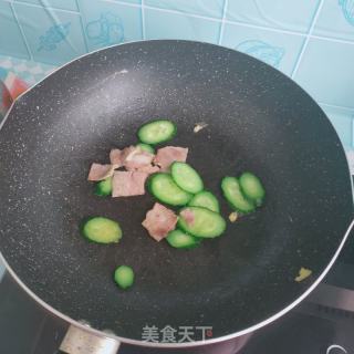 培根黄瓜炒鸡蛋的做法步骤：8