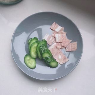 培根黄瓜炒鸡蛋的做法步骤：1