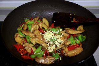 辣椒炒鸡翅尖的做法步骤：8