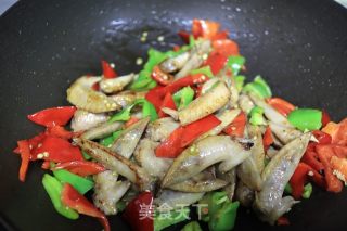 辣椒炒鸡翅尖的做法步骤：6