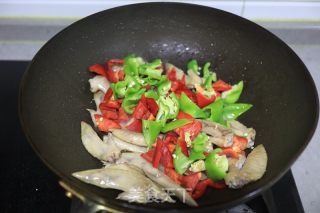 辣椒炒鸡翅尖的做法步骤：5