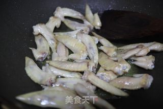 辣椒炒鸡翅尖的做法步骤：4