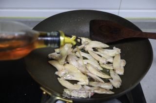 辣椒炒鸡翅尖的做法步骤：3