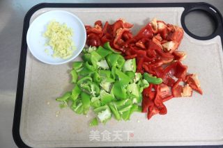 辣椒炒鸡翅尖的做法步骤：2