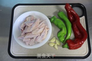 辣椒炒鸡翅尖的做法步骤：1