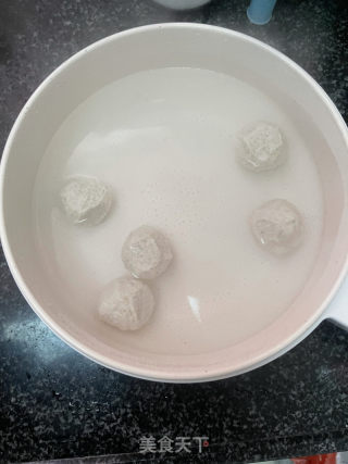肉沫鱼丸生菜滚汤的做法步骤：3
