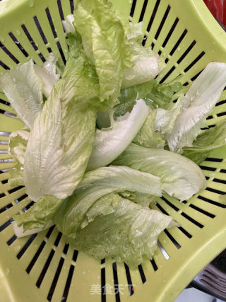 肉沫鱼丸生菜滚汤的做法步骤：2