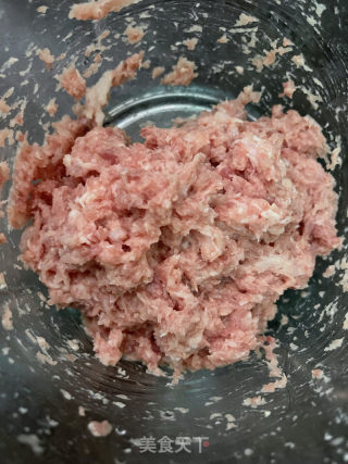 肉沫鱼丸生菜滚汤的做法步骤：1