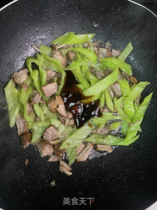 尖椒炒卤肉的做法步骤：6