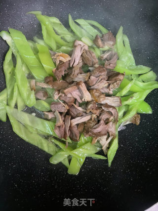 尖椒炒卤肉的做法步骤：4