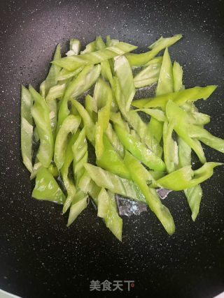尖椒炒卤肉的做法步骤：3