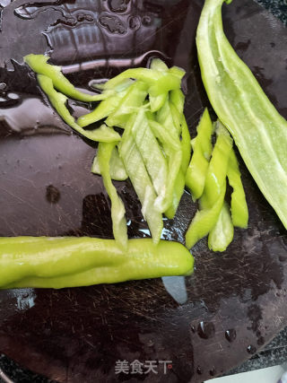 尖椒炒卤肉的做法步骤：2