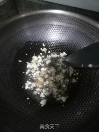 素炒萝卜叶的做法步骤：1