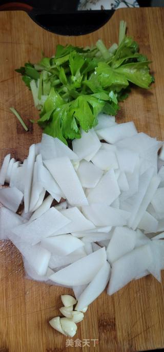 肉片油豆腐烧白萝卜的做法步骤：3