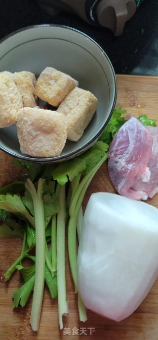 肉片油豆腐烧白萝卜的做法步骤：1