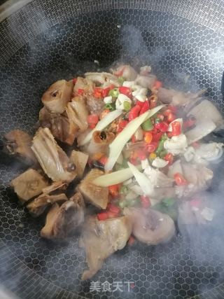 腊鸡炒蒜苗的做法步骤：4