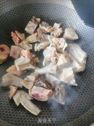 腊鸡炒蒜苗的做法步骤：3