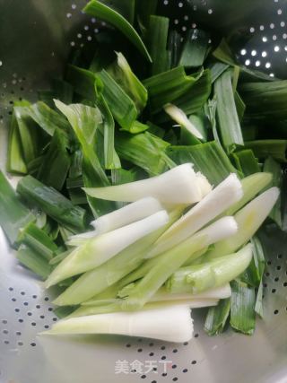腊鸡炒蒜苗的做法步骤：2