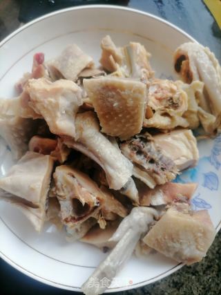 腊鸡炒蒜苗的做法步骤：1