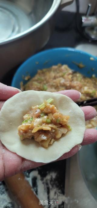 甜笋芹菜鲜肉水饺的做法步骤：8