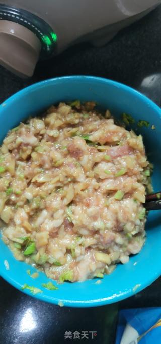 甜笋芹菜鲜肉水饺的做法步骤：5