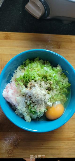 甜笋芹菜鲜肉水饺的做法步骤：4
