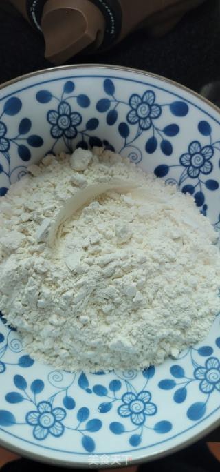 甜笋芹菜鲜肉水饺的做法步骤：1