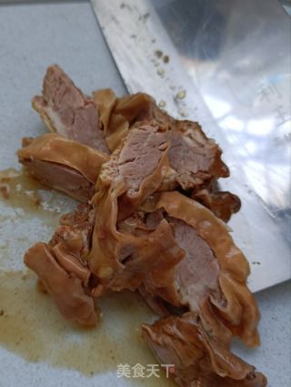 黄瓜拌护心肉的做法步骤：2