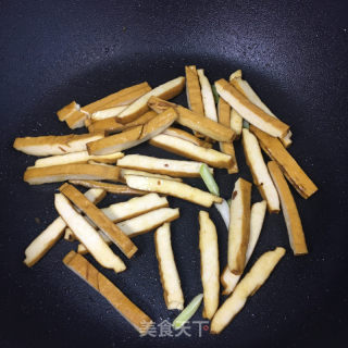香干炒牛筋的做法步骤：3