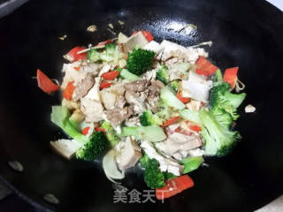 西兰花冬笋豆干炒肉片的做法步骤：9