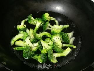 西兰花冬笋豆干炒肉片的做法步骤：4