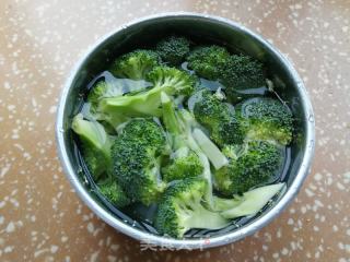 西兰花冬笋豆干炒肉片的做法步骤：3