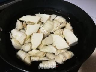 西兰花冬笋豆干炒肉片的做法步骤：1